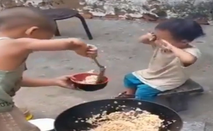 ویڈیو: چار سال کے معصوم بچے نے چھوٹے بھائی کے لیے بنایا شاندار کھانا، کیا آپ نے دیکھا؟