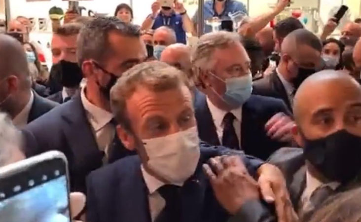 فرانسیسی صدر امینوئل میکروں پر اب انڈا پھینکے جانے کا واقعہ، حملہ آور گرفتار، دیکھیں ویڈیو