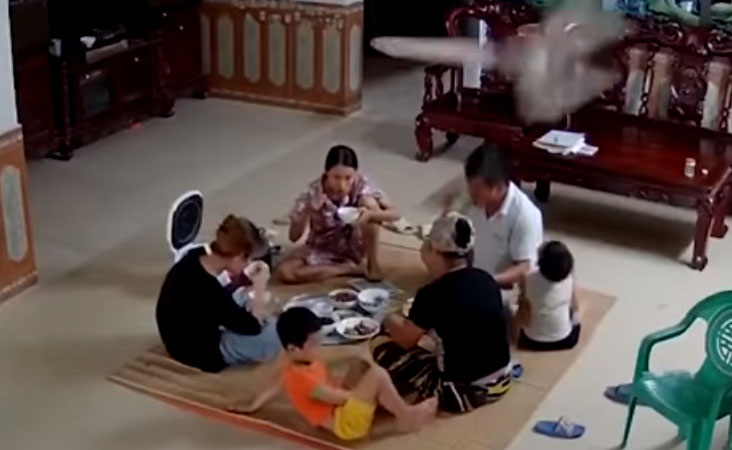 ویڈیو: 6 لوگوں پر مشتمل فیملی کھا رہی تھی کھانا، اچانک اوپر سے گر پڑا پنکھا