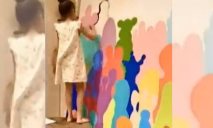 ویڈیو: پانچ سالہ بچی نے اپنی پینٹنگ سے سب کو کیا متاثر، اپنے قد سے اونچے کینواس پر بکھیرے رنگ