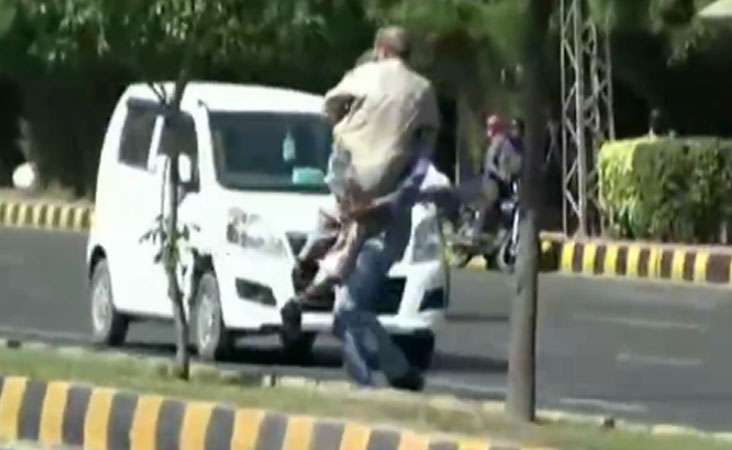 ویڈیو: ٹریفک سے خوفزدہ ضعیف شخص کو سڑک پار کرنے میں ہو رہی تھی دشواری، پھر اچانک…