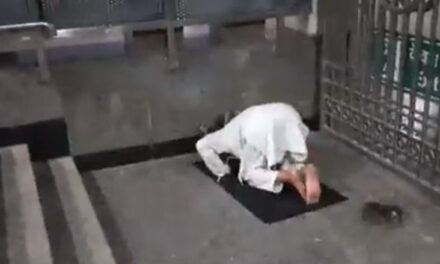 میٹرو اسٹیشن احاطہ میں نماز پڑھتے شخص کی ویڈیو وی ایچ پی ترجمان نے کی شیئر، لوگوں نے کہا ’غلط کیا ہے؟‘