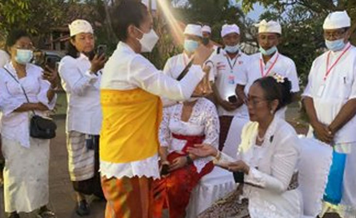 مسلم اکثریتی ملک انڈونیشیا کے سابق صدر سُکرنو کی بیٹی سُکماوتی نے مذہب اسلام کو کیوں چھوڑ دیا؟