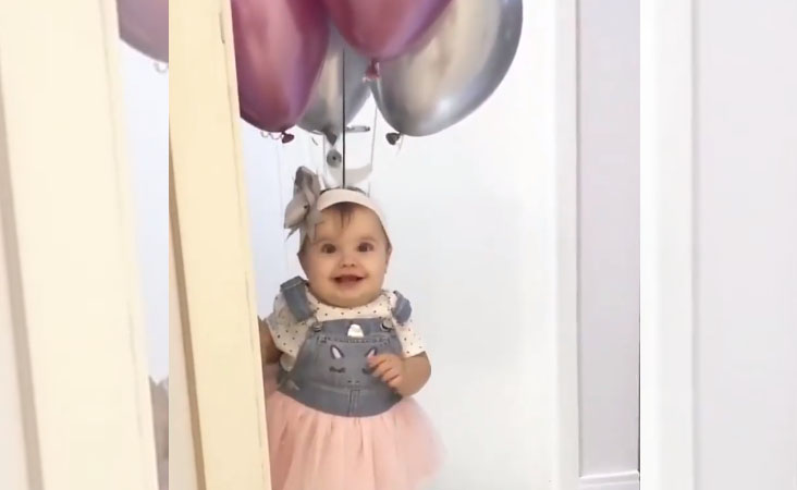 ویڈیو: 9 مہینے کی بچی کو لے کر اڑ گئے غبارے، معصوم کی مسکراہٹ پر سب نثار