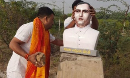 گاندھی کے گجرات میں ’ہندو سینا‘ نے لگایا قاتل گوڈسے کا مجسمہ، کانگریس لیڈر نے توڑ کر پھینک دیا