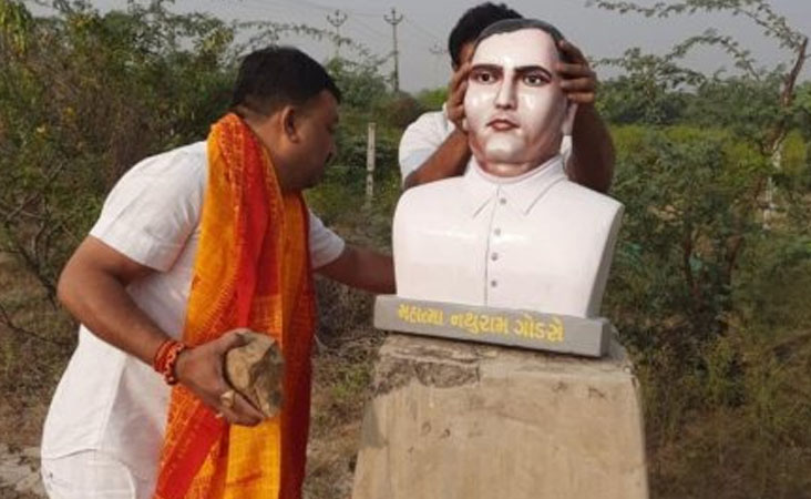 گاندھی کے گجرات میں ’ہندو سینا‘ نے لگایا قاتل گوڈسے کا مجسمہ، کانگریس لیڈر نے توڑ کر پھینک دیا