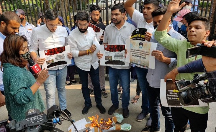 ’ساورکر کے نام پر کالج منظور نہیں‘، این ایس یو آئی اور ایس ایف آئی نے دہلی یونیورسٹی وائس چانسلر کے خلاف کیا مظاہرہ
