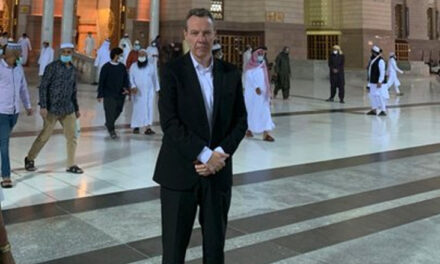 سعودی عرب میں جدہ کے برطانوی قونصل جنرل نے اسلام قبول کیا، مسجد نبوی میں پڑھی نمازِ فجر