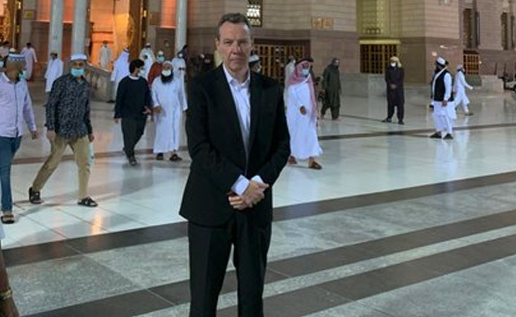سعودی عرب میں جدہ کے برطانوی قونصل جنرل نے اسلام قبول کیا، مسجد نبوی میں پڑھی نمازِ فجر
