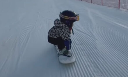 ویڈیو: 11 ماہ کی بچی نے چلنا تو نہیں سیکھا، برف پر اسکیٹنگ کرنا سیکھ گئی