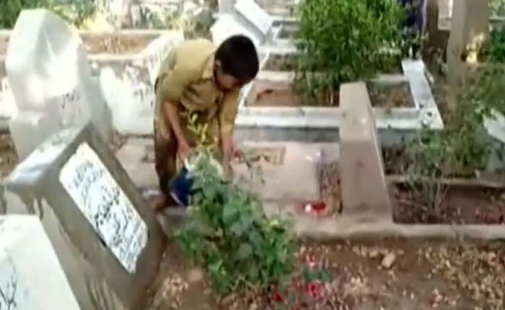 ماں کی حالت نے 7 سالہ سلمان کو بنا دیا ذمہ دار، اسکول کی جگہ روزانہ جاتا ہے قبرستان