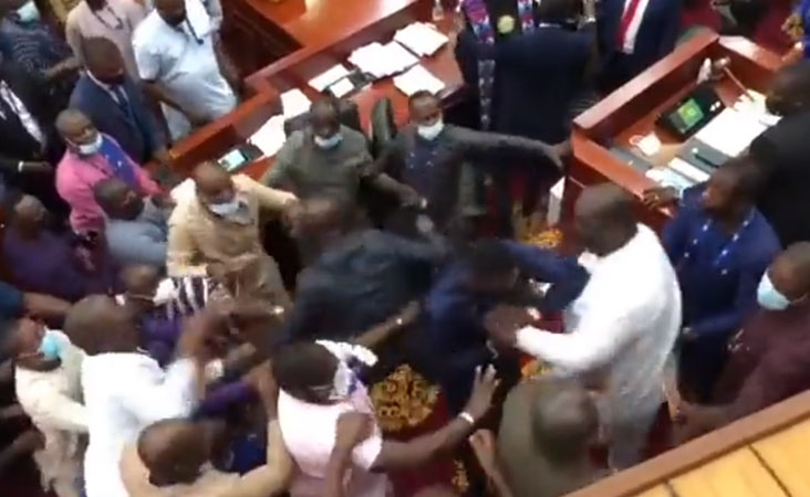 پارلیمنٹ میں چلے لات-گھونسے، جھگڑا ختم کرانے پہنچے مارشل کی بھی پٹائی، دیکھیے ویڈیو