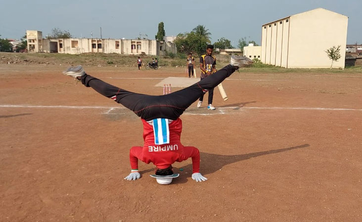 ہندوستانی امپائر نے ’وائیڈ گیند‘ کا اشارہ دینے کے لیے پھیلا دی دونوں ٹانگیں، مائیکل وان حیران