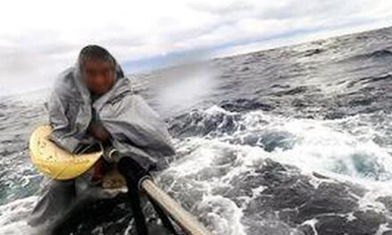 کرشمہ! 22 گھنٹے گہرے سمندر میں گزارنے کے بعد بھی 69 سالہ شخص زندہ کیسے بچ گیا؟