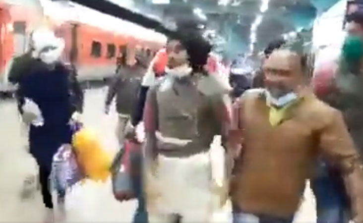بجرنگ دل کارکنان نے مسلم نوجوان کو ٹرین سے جبراً اتارا، پٹائی کی، پھر پولس کے حوالے کر دیا