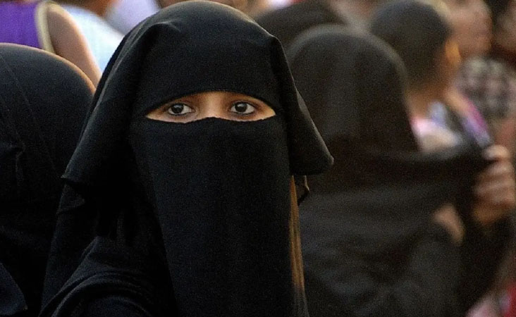 جرمنی میں مسلم خاتون کے ساتھ بدسلوکی، حجاب پھاڑنے کے بعد حملہ اور نسلی تبصرہ