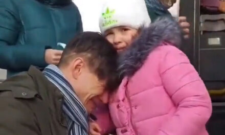 روس-یوکرین جنگ میں ’عشق‘ کے نشاں ظاہر، زار و قطار روتے باپ-بیٹی کی ویڈیو آئی سامنے
