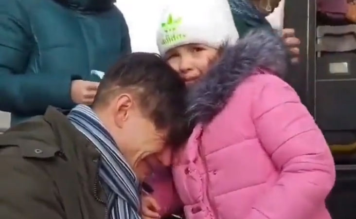روس-یوکرین جنگ میں ’عشق‘ کے نشاں ظاہر، زار و قطار روتے باپ-بیٹی کی ویڈیو آئی سامنے