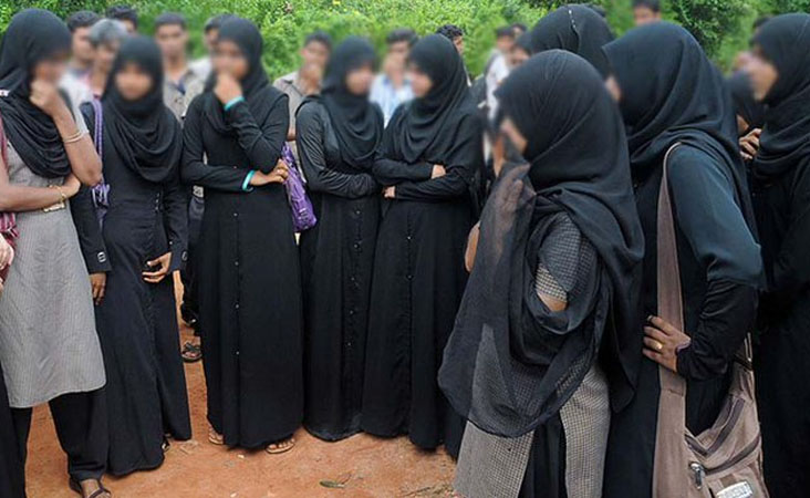 کرناٹک: ’جے شری رام‘ کا نعرہ لگا رہے طلبا کے سامنے باحجاب طالبہ نے بلند کیا ’اللہ اکبر‘ کا نعرہ