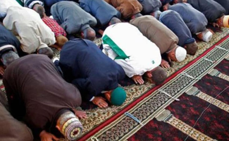 کیا ملیشیا میں نماز کا ایک نیا طریقہ چلن میں ہے؟ آخر نماز اور پنکھے کے درمیان رشتہ کیا ہے؟