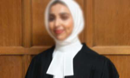 تعلیمی اداروں میں حجاب تنازعہ کا حل نکلا نہیں، اور اب وکیلوں کے ’ہیڈ اسکارف‘ پر پابندی کا مطالبہ