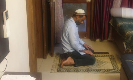 ’اس نے اپنی گھڑی دیکھی اور مجھ سے پوچھا– کیا میں نماز پڑھ لوں‘، ایک غیر مسلم کا بیان