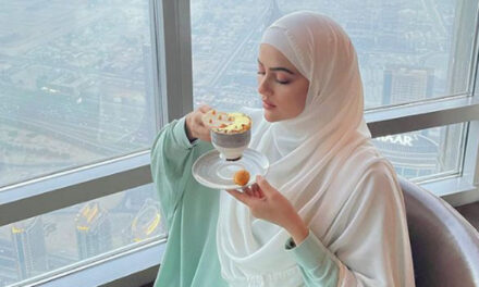 گلیمر کی دنیا چھوڑ چکیں ثناء خان کو اب بھی سرخیاں بننا پسند، برج خلیفہ میں پی گولڈ پلیٹیڈ چائے
