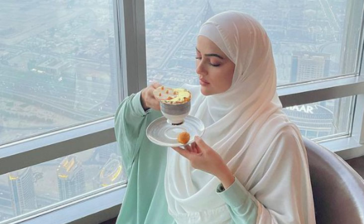 گلیمر کی دنیا چھوڑ چکیں ثناء خان کو اب بھی سرخیاں بننا پسند، برج خلیفہ میں پی گولڈ پلیٹیڈ چائے