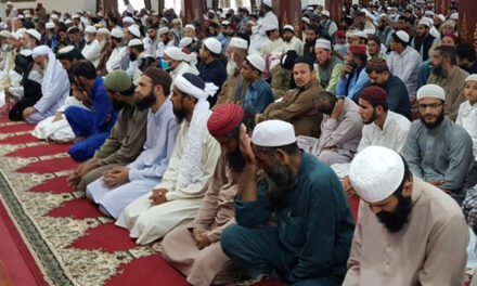 یوپی: جمعۃ الوداع میں نماز کے دوران مسجدوں کے اندر نظر آئی بھیڑ، سڑکوں پر پھیلا تھا پہرہ