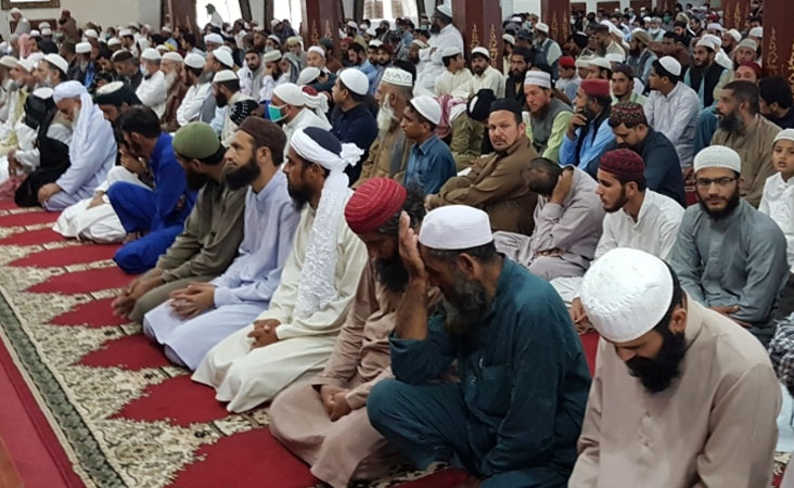 یوپی: جمعۃ الوداع میں نماز کے دوران مسجدوں کے اندر نظر آئی بھیڑ، سڑکوں پر پھیلا تھا پہرہ