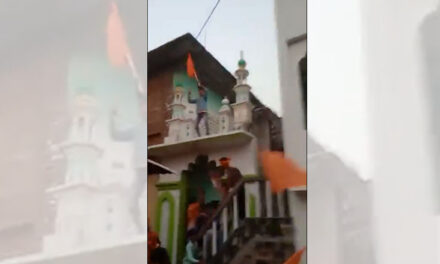 اتر پردیش: مسجد میں گھس کر نمازیوں کی پٹائی، ’جئے شری رام‘ کے لگے نعرے، دیکھیے ویڈیو