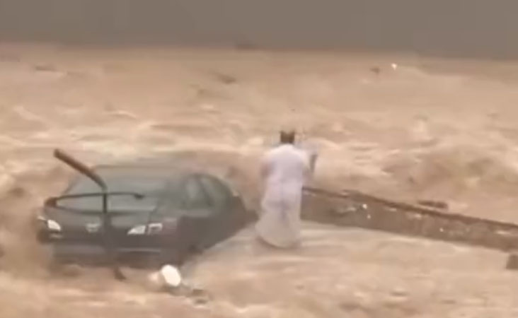 ویڈیو: وہ شخص چاروں طرف سے سیلاب کے گھیرے میں تھا، پھر بھی نماز نہیں چھوٹی